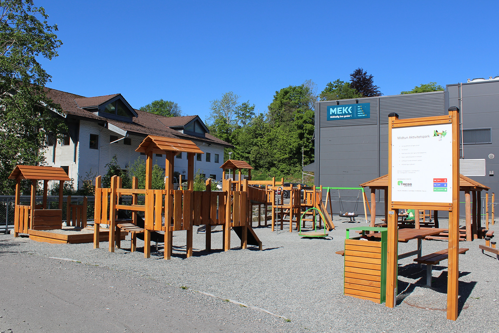 Lekplats med olika klätterställningar och grillhus.