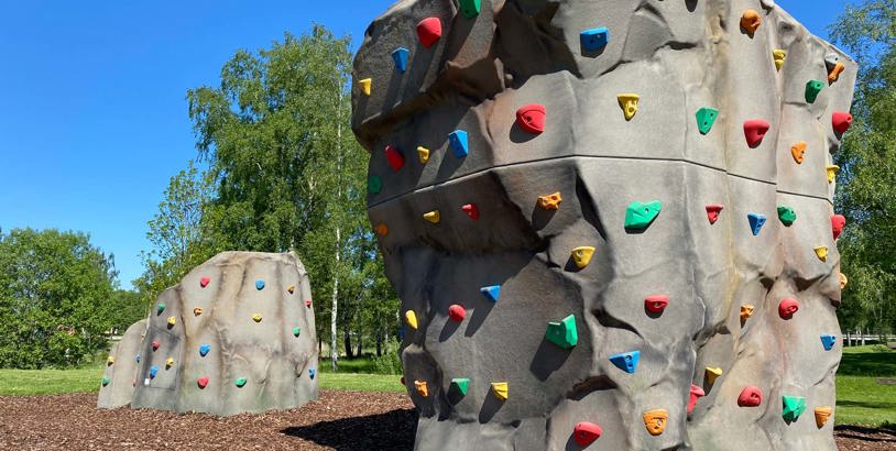 Klätterstenarna Boulder Rocks med varierande klättergrepp och grå verklighetstrogen yta.
