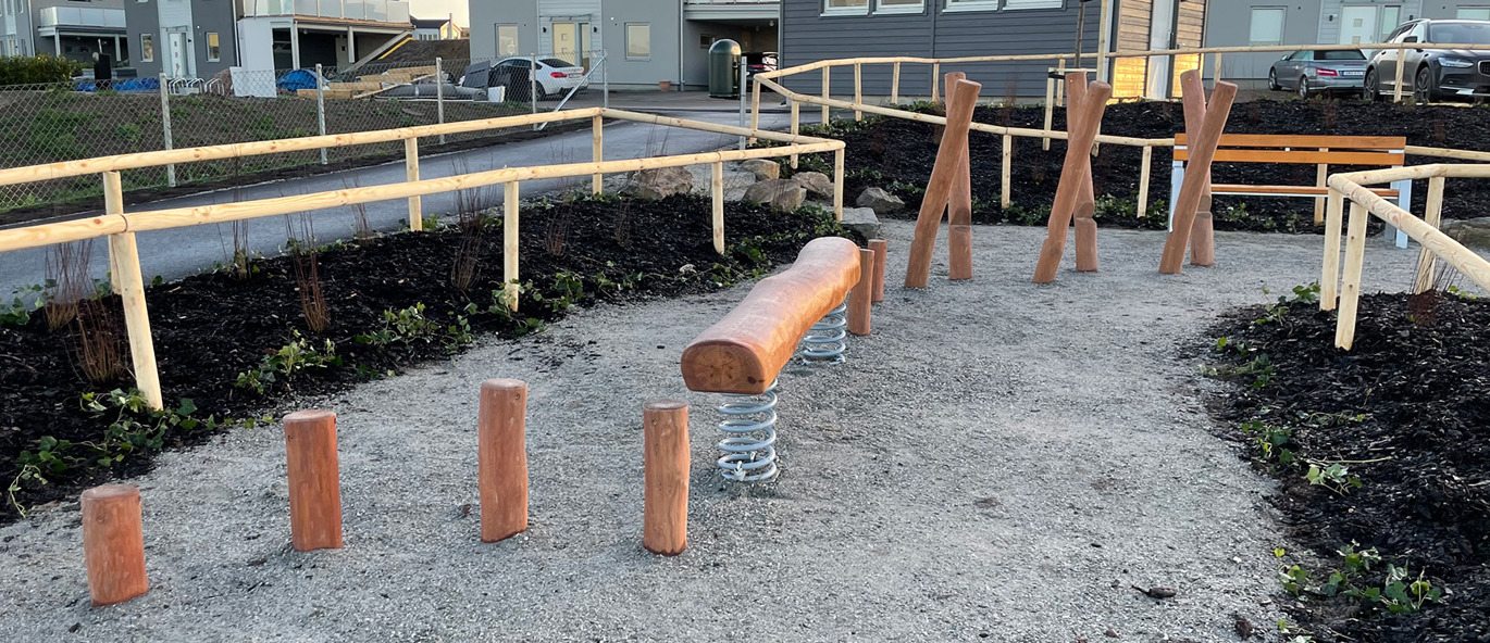 Stolphopp och balansbana i bostadsområde.