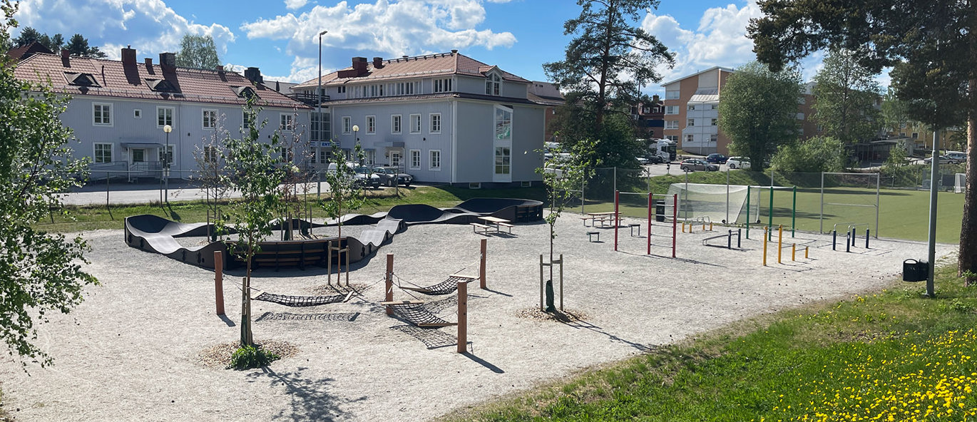 Park med pumptrack-bana, hammockar och ett utegym.