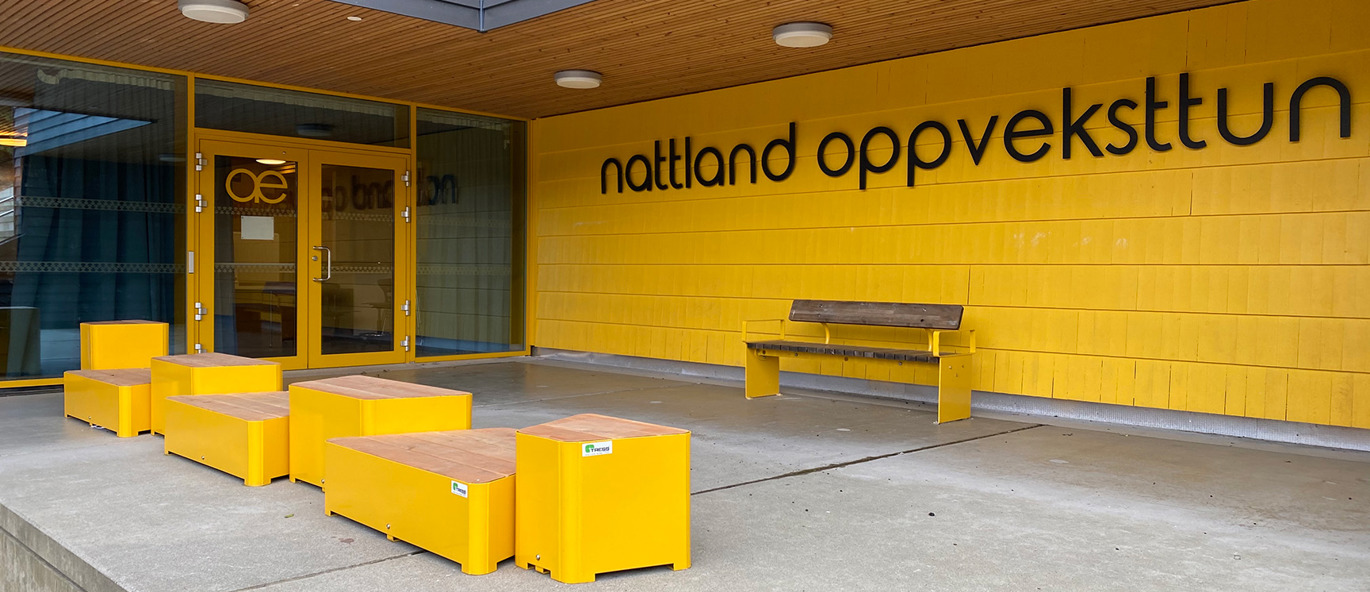 Mobilis Designs parkmöbler är ett fint blickfång på Nattlandskolan i Nesttun